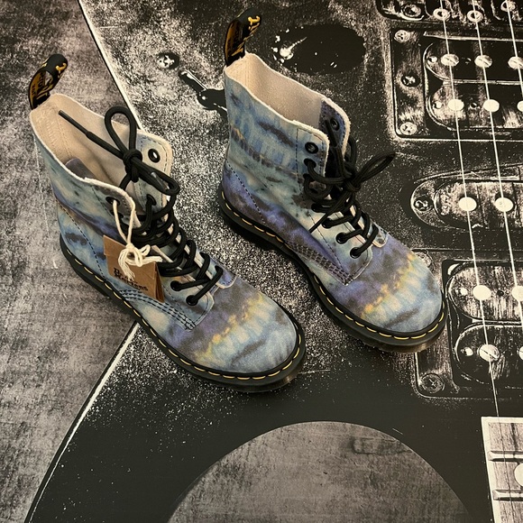 NEW Dr. Martens Boots - Picture 9 of 15